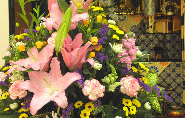 仏壇にお供えする花の種類は 失礼に当たらないための注意点を解説 小さなお葬式のコラム
