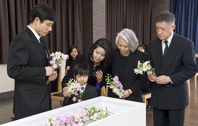 告別式とは 基礎知識と遺族側 参列者側が知っておくべきマナー 小さなお葬式のコラム