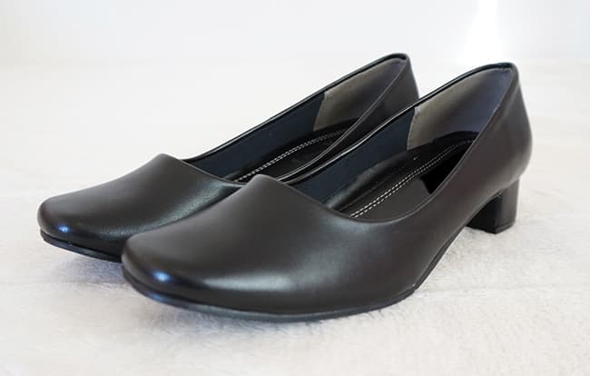 葬儀で女性が履くのはどんな靴 パンプス選びの注意点とマナーまとめ 小さなお葬式のコラム