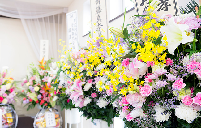 家族葬で花を贈るには 花の種類や選び方をご紹介します 小さなお葬式のコラム