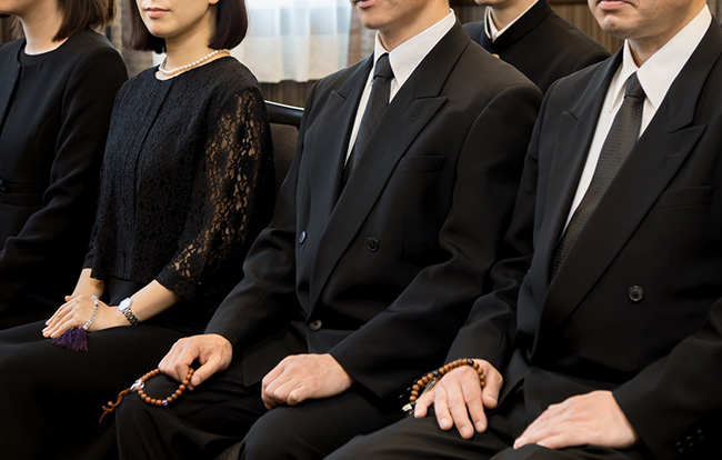家族葬の服装ではなにを着るべき 服装のマナーを徹底解説 小さなお葬式のコラム